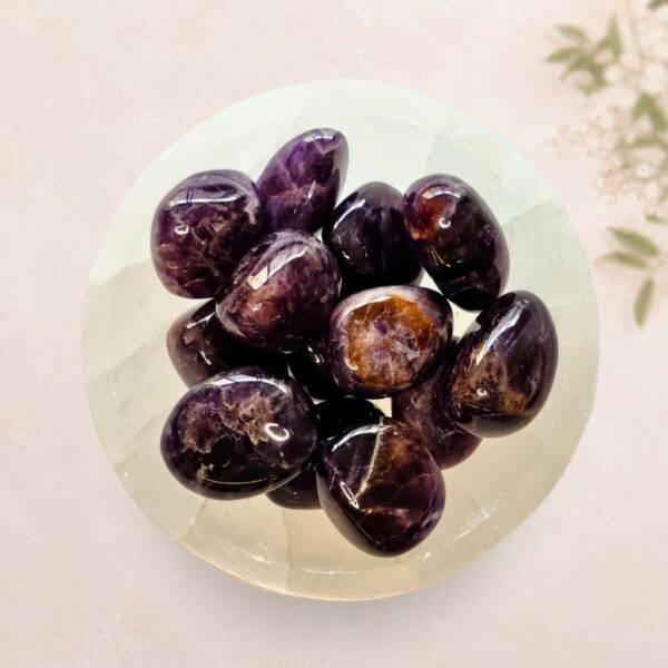 amethyst-tumble-stone-melbourne Amethyst tumble stone for sleep and spiritual protection from Oracle of Crystals Melbourne